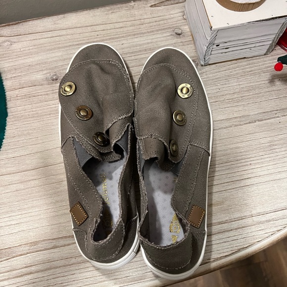 NEW!  Jolimall slide on shoe.  Perfect neutral color with 3 buttons  - cute shoe - Picture 2 of 4